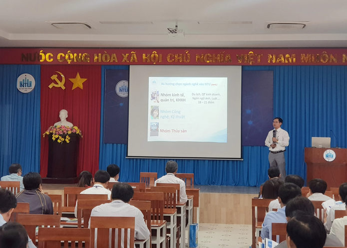 Hội thảo cung cấp thông tin, kiến thức hỗ trợ các trường THPT trong việc hướng nghiệp cho học sinh tại trường mình.